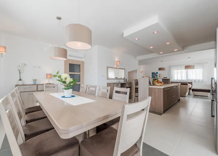 Luxury Escape With Swimming Pool & Modern Design Vila Debeljak