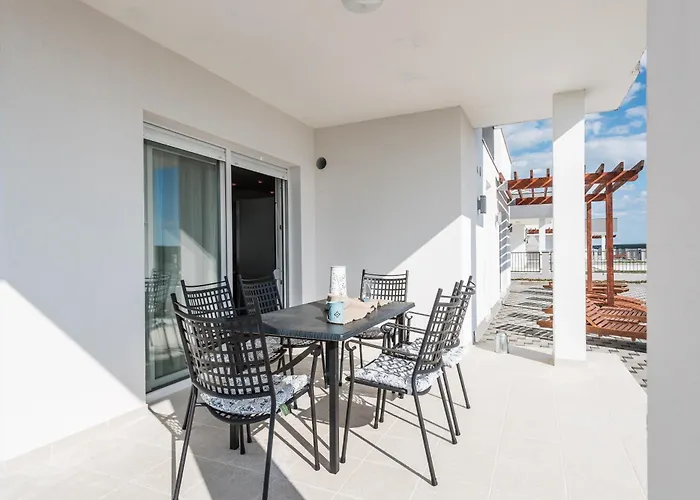 Luxury Escape With Swimming Pool & Modern Design *